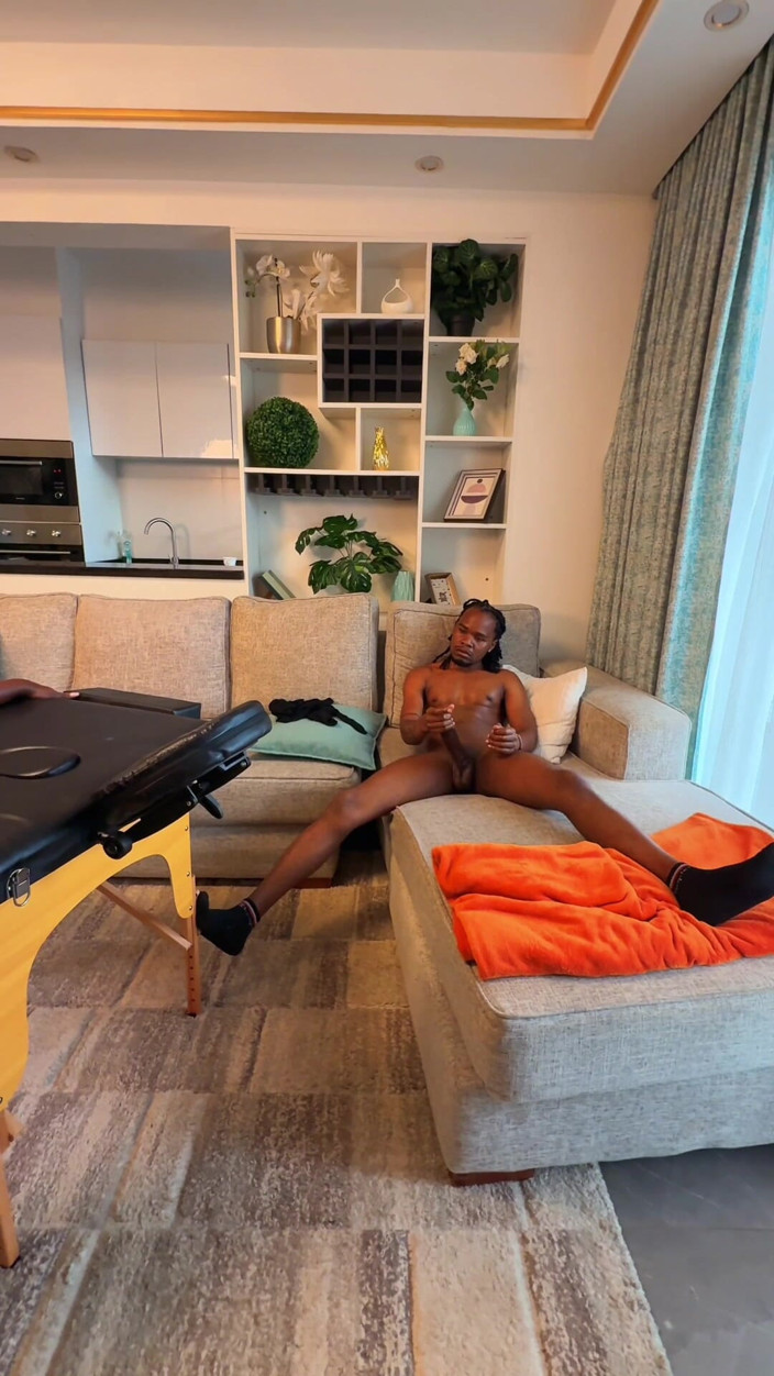 THEKENYANXXX: 我发现我的妻子快要和一个按摩师给我戴绿帽了