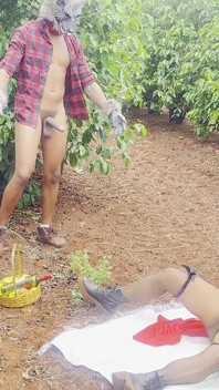 Marele Lupo Rău o întâlnește pe Scufița Mică în pădure și o devora. Scufița obraznică O masă grozavă