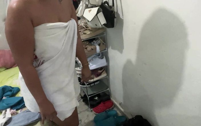 Katrina 4 deluxe: Pembantu kepergok ngentot celana jins ibu tiriku