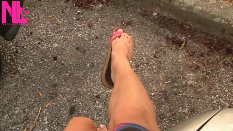 Nyllady: Zmysłowe zwisanie w moich różowych klapkach Birkenstock