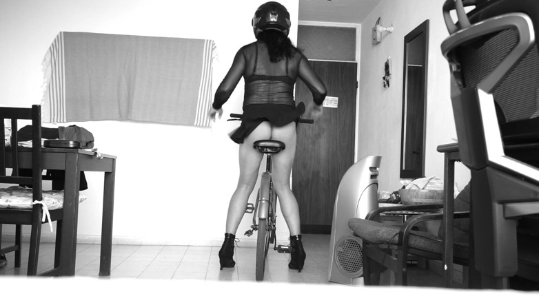 Voyager: Crossdresser gotowy na rower
