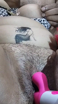 Üvey üvey baba seks oyuncaklarıyla amını parmaklıyor ve anal seks yapıyor