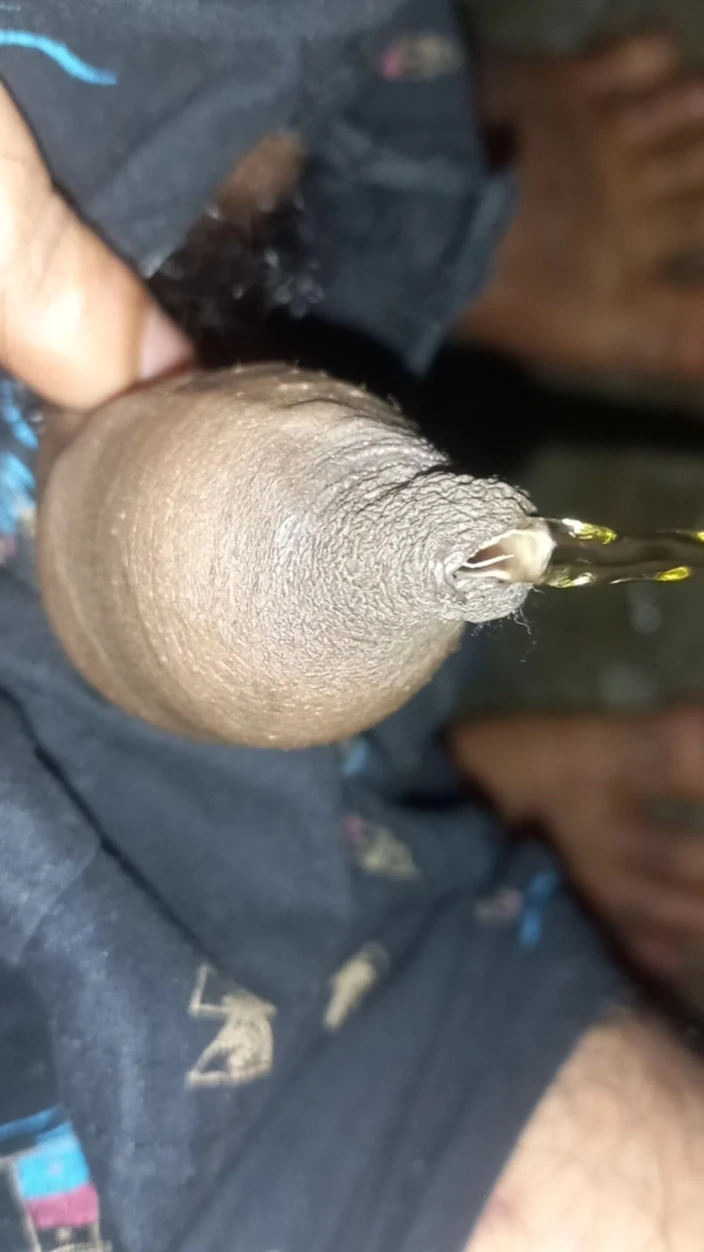 Lustyizlife: 紧包皮包皮鸡巴特写撒尿和撸管
