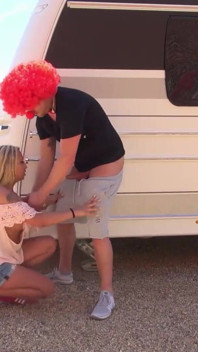 Cycata milf zerżnięta przez Clowna