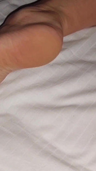 Soția Blondă Amatoare Se Bucură De Footjob Și De Adorarea Picioarelor
