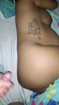 Sa belle-fille gémit parce qu’une bite se trouve dans son cul pendant qu’elle se repose dans sa chambre.