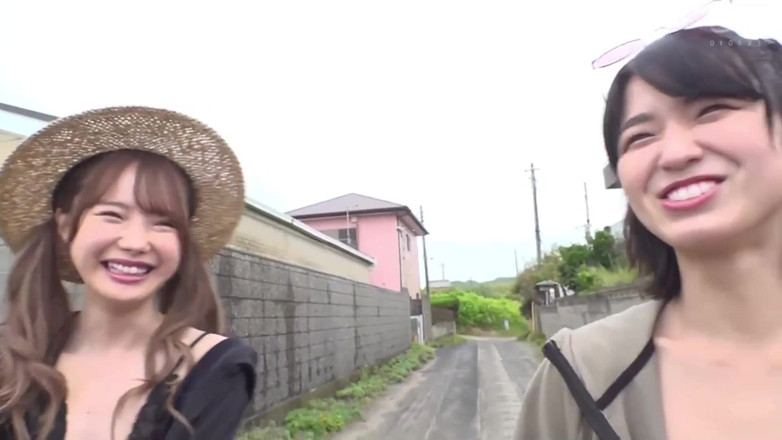 Smooth Time: ビーチのシースルーハウスでの2人の女の子とのセックス。パート2