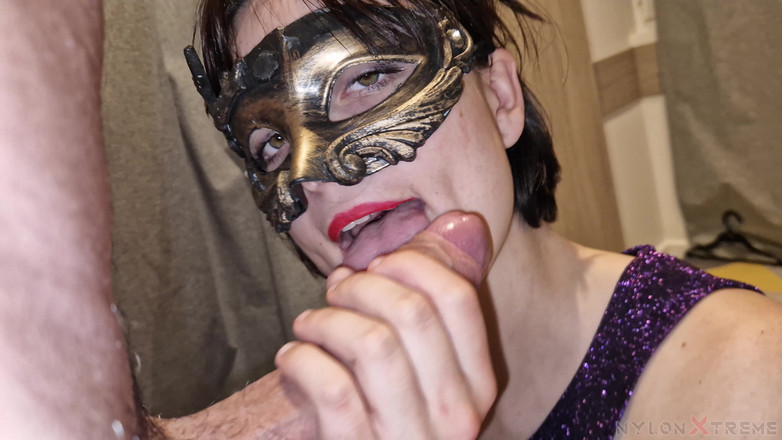 Nylon Xtreme: Bakış Açısı: Elena Clark Gri Külotlu Çoraplar ve Botlarla Takılıyor