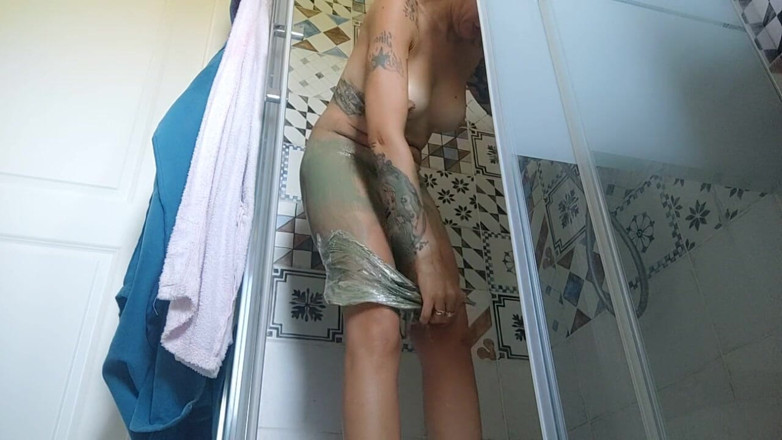 savannahamatoriale: hot shower and shavin pussy