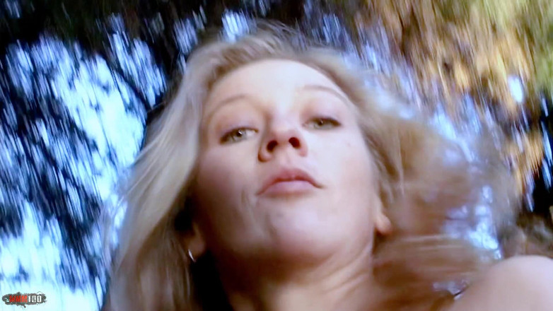 MMM100: Lady-Margaux Отличная блондинка леди Margaux снимает одежду в лесу