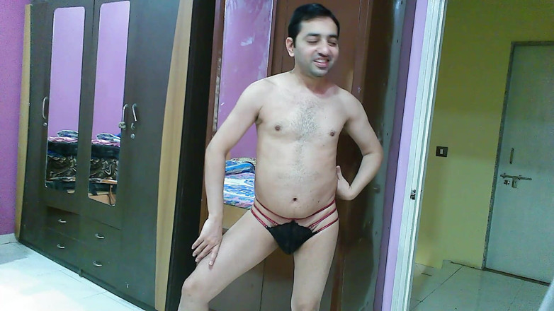 Cute & Nude Crossdresser: Süßer und sexy sissy transvestört femboy Sweet Lollipop probiert ein...