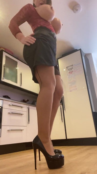Pure bordeauxrode nylons zwarte satijnen rok spuiten Joi