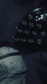 Tallulah Tease leva uma carga na tatuagem dela