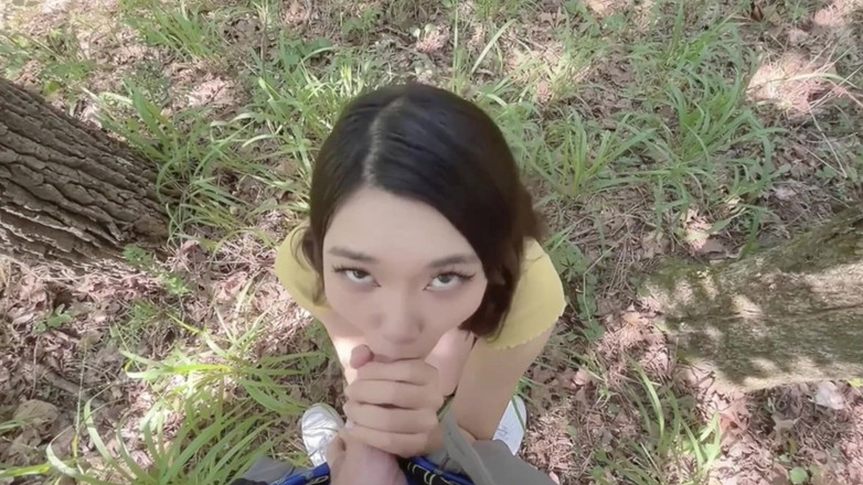 Petite creampie Asian Cumdump sluts: Asiatische Stiefschwester saugt mich draußen im Wald