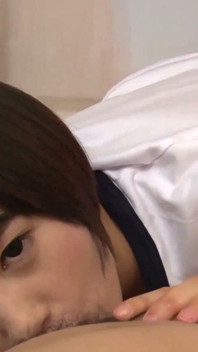 นักเรียนสาวญี่ปุ่นน่ารักกระตือรือร้นดูดควย แล้วก็โดนขย่มอย่างหนัก