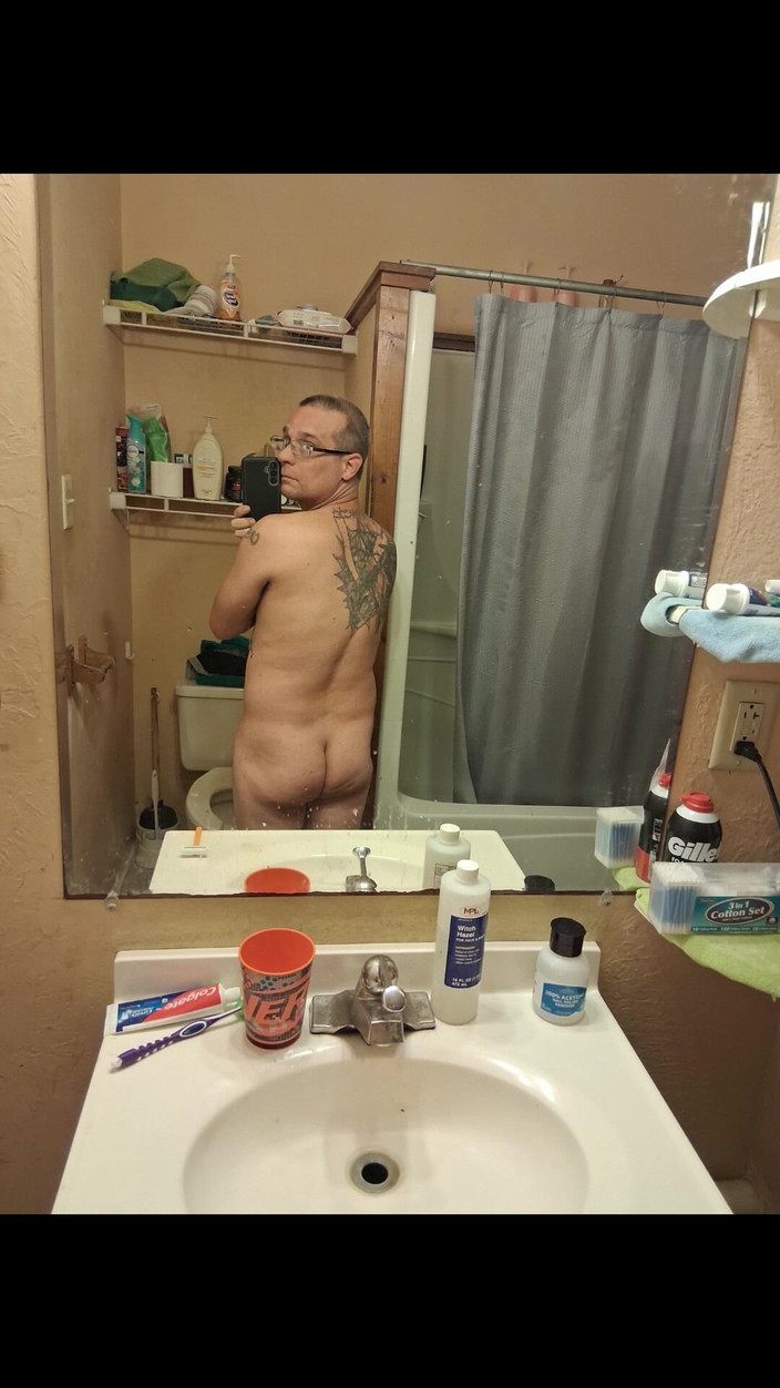 DubeSnackes: Dubesnackes, Pokazując czas i mydlenie i pocieranie jego seksowne ciało.