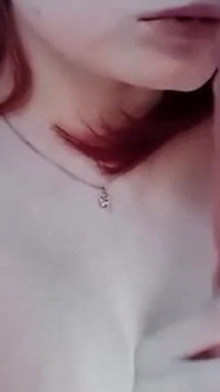 Sıkı pembe amcığın soyunması ve mastürbasyonu ile ev yapımı striptiz