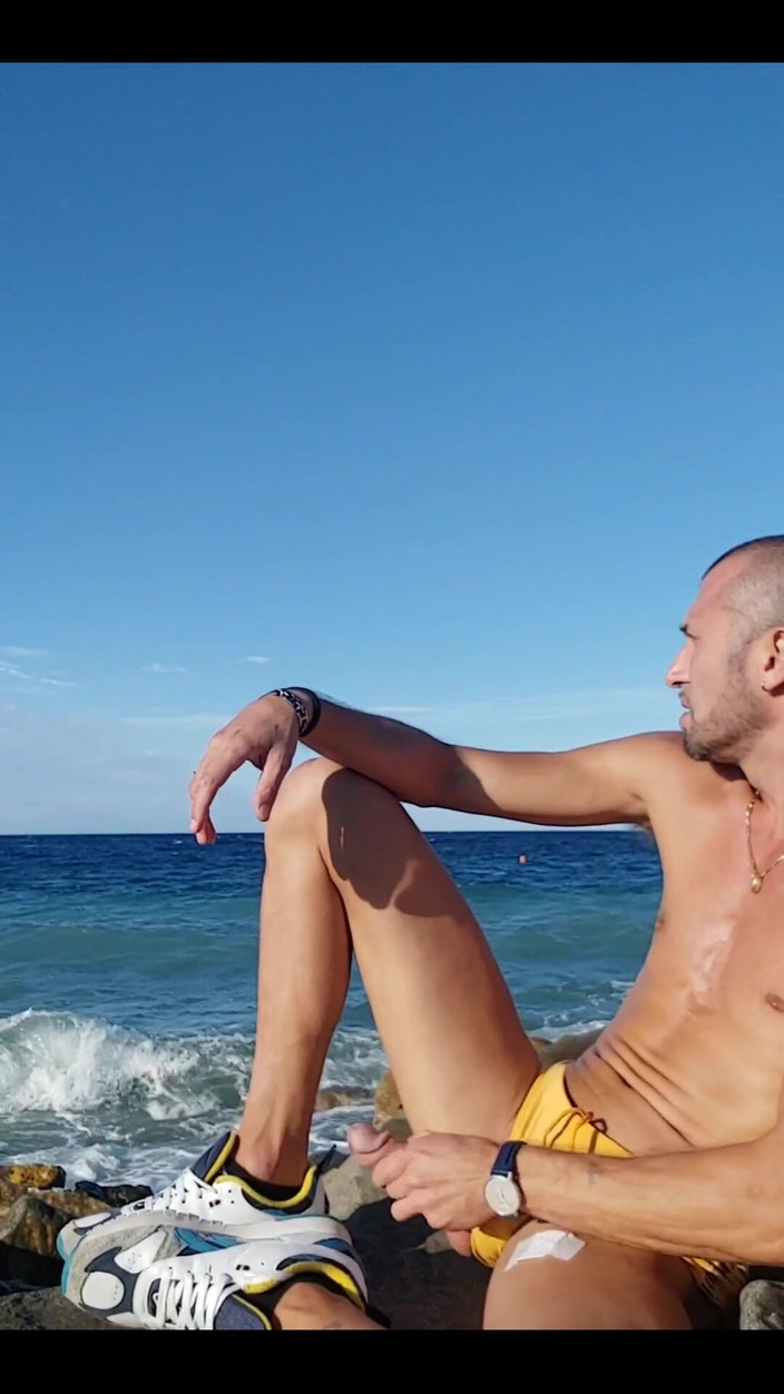 Boy jerking off: Di Pantai