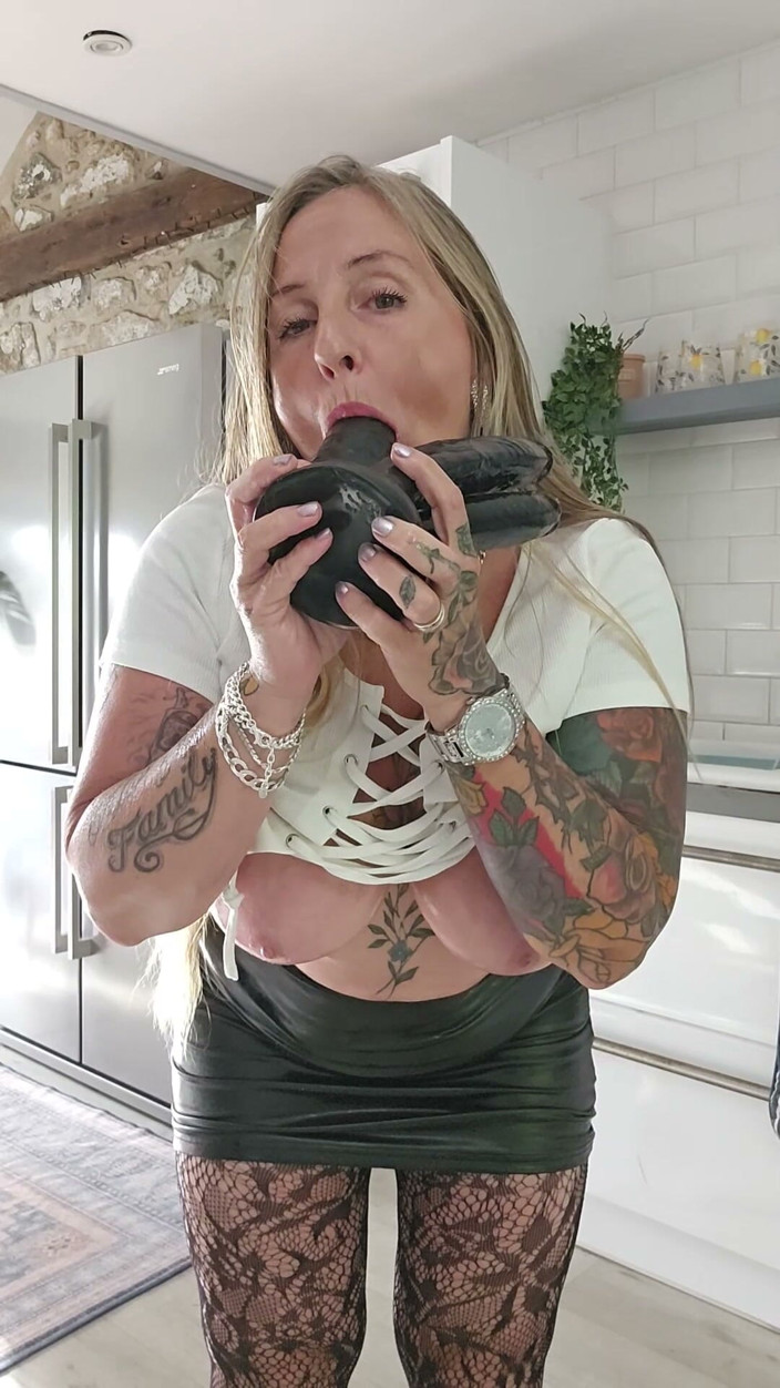 Kitty James: Abrigo de piel con cordones blancos, video de chorros