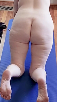 Segati per questa matura calda che fa yoga nudo!