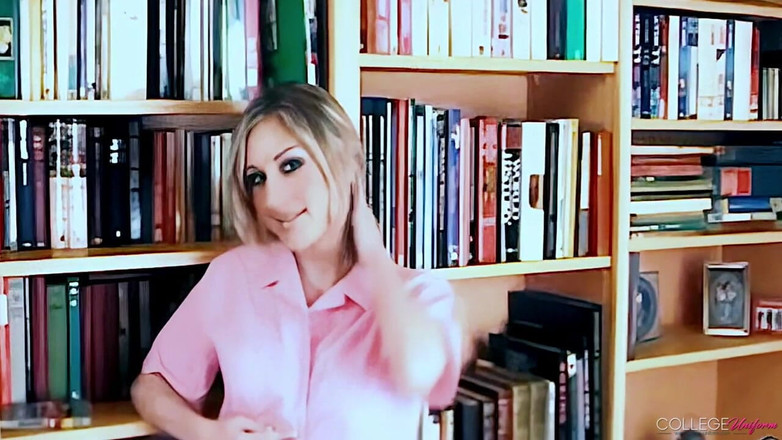 College Uniform: Buku yang menampilkan Julia Crown