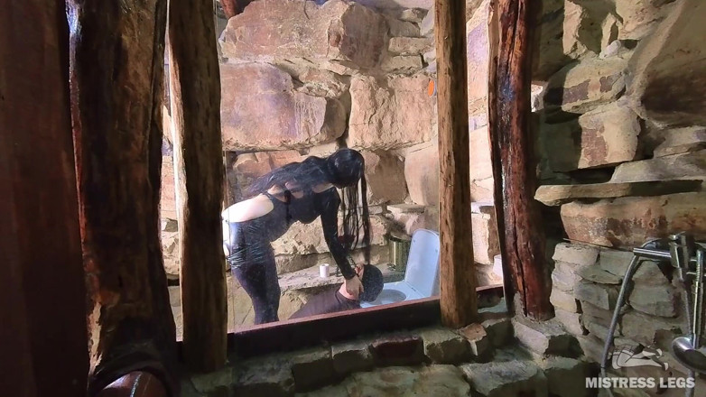 Mistress Legs: Pissing Down My Slave's Throat - Open Wide pro Paní