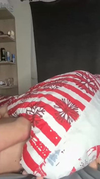 Người vợ ngoại tình làm cho cuckold của cô ấy hứng tình với những cuộc nói chuyện tục tĩu của cô ấy về một con cặc khác