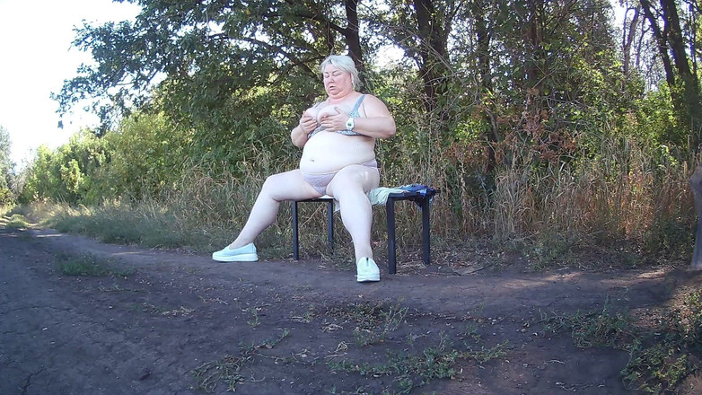 Zona901: Soacra din parc se dezbracă și se masturbează până la orgasm...