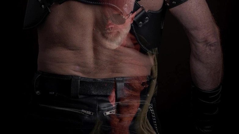 MusclesCigarsFFPig: Un papà che gioca con i capezzoli e fuma la...