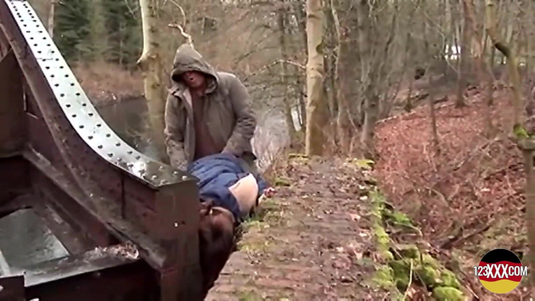 123XXX - Fucked Amateurs in Germany!: Süße brünette hat nichts dagegen, im regen zu lutschen und...