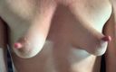 Horny Lola: छोटे स्तन लंबे निप्स