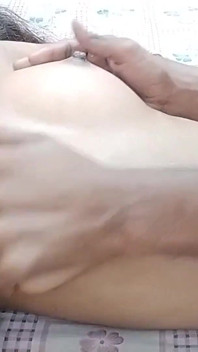 Une belle fille sexy baise pour la première fois avec son demi-frère (audio en hindi)