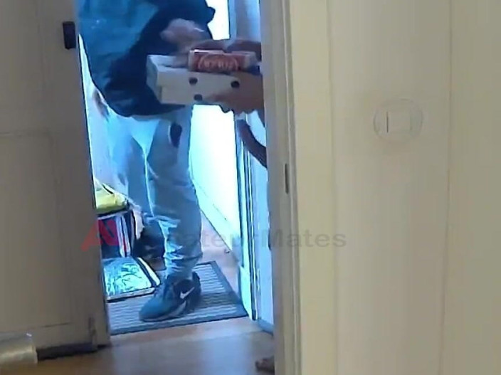 AmateurMates: Паренек засветил свой стояк курьеру и приглашает его для горячего развлечения - полная версия