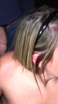 Kozatá blonďatá milf manželka Lara Leighton si užívá spunky dogging misi na kolenou sání ptáků