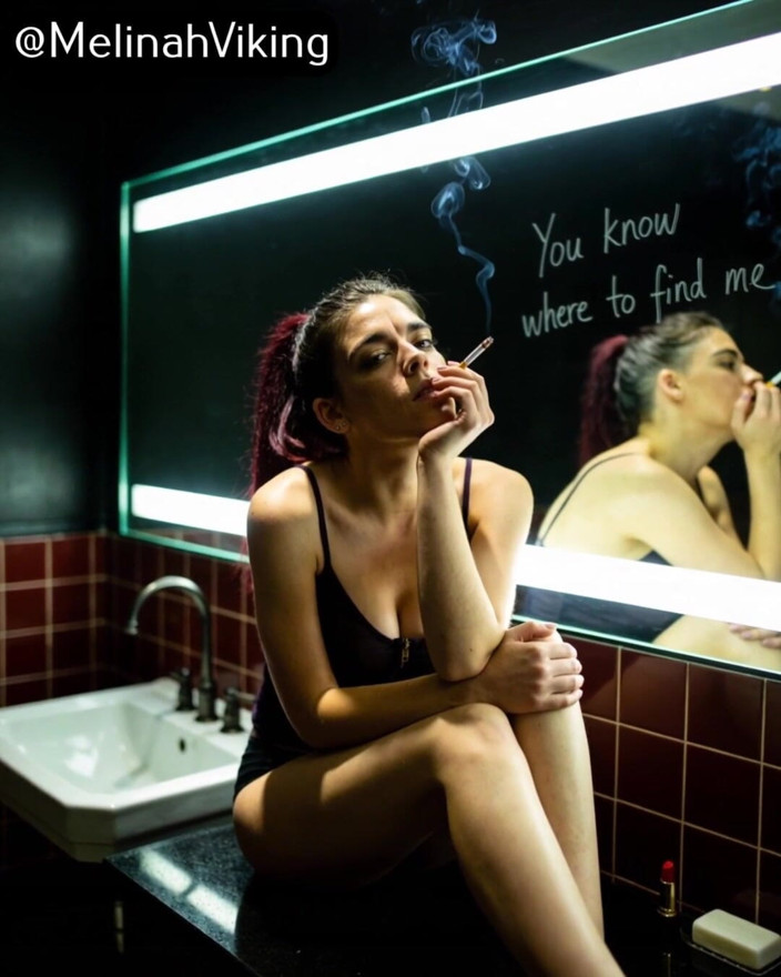 Melinah Viking: Rauchen im badezimmer
