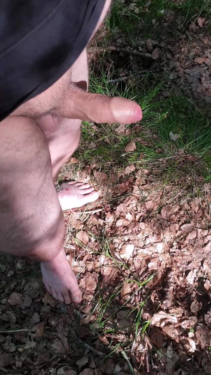 Aaron91: Estou andando pela floresta nua. Procurando um lugar para se...