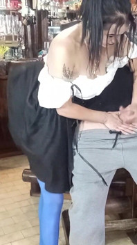 酒吧里的一个随机女孩得到了一些天使
