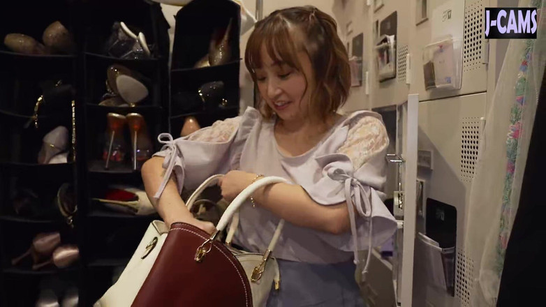 J-Cams: 붉은 불빛 아래, 기미토 아유미는 은혜와 욕망 사이에 부드럽게 발사한다. - 1