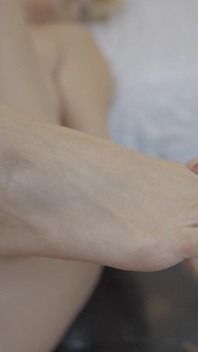 La miLF bionda gioca con un dildo usando i suoi piedi oliati come una vera dea del piede
