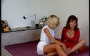 Naughty Girls: Belezas alemãs lambendo buceta e dedando uma a outra em...
