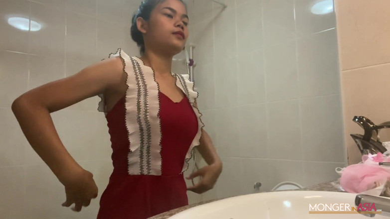 Monger In Asia: Sexy thajská teenagerka dostane hluboký creampie od cizího šéfa