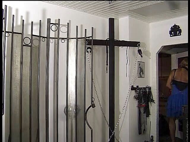 Lucky Cooch: Adam elbisesini giyiyor