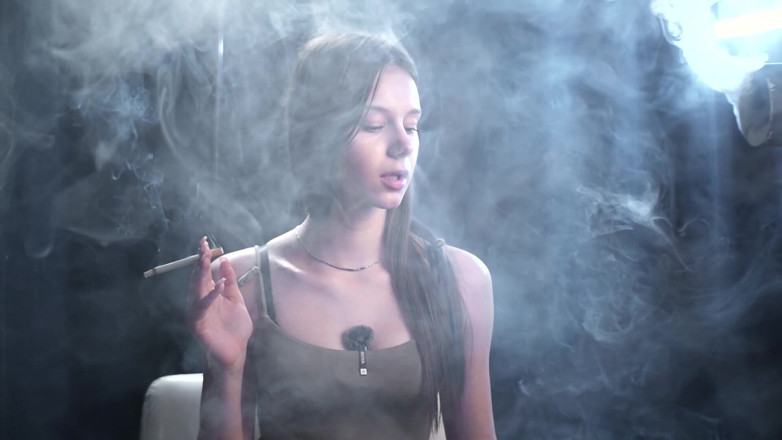 Russian Smokers: Klidné sólo kouření ve studiu s jemným kouřem a přímým...