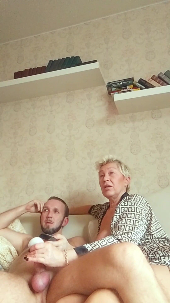 Crazyfamily 1970: Io e la mia matrigna adoro guardare porno e fare...
