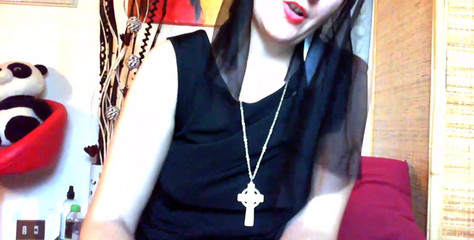 Nicoletta Embassi: Edepsiz rahiben senin için dua etmek istiyor