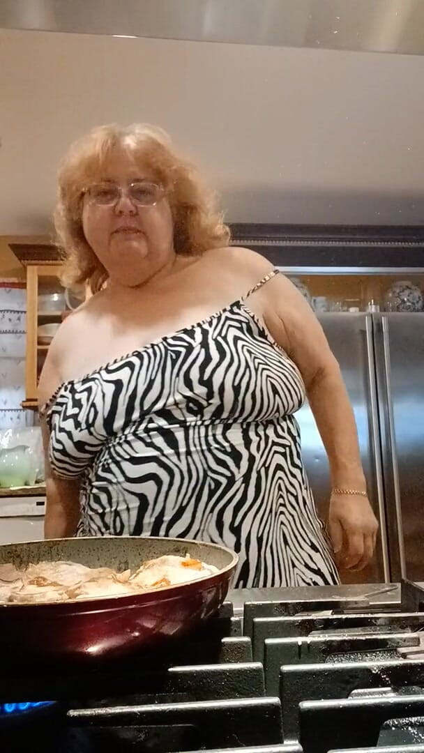 BBW nurse Vicki adventures with friends: Memasak daging babi untuk makan malam dan pamer saat aku...