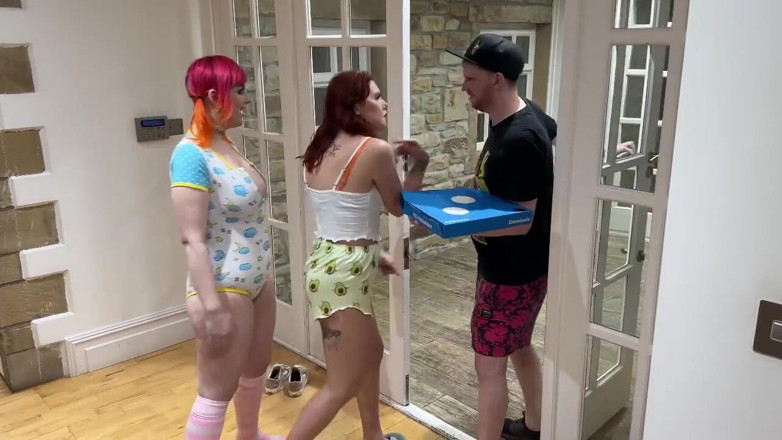 jasminebrooks: Femeie mare și țâțoasă îl fute pe tipul care face livrări
