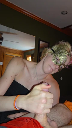 Blonde milf gebruikt zichzelf terwijl ze een voetenbeurt geeft
