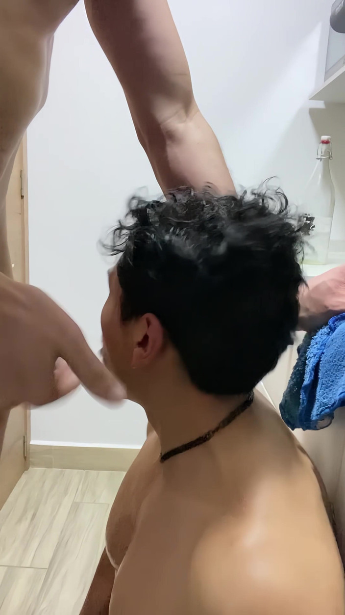 Broken Holes - Cuckold Gay: Він почав глибоко заглотувати мене, поки його хлопець облився душем, і коли він вийшов, він теж впав на коліна