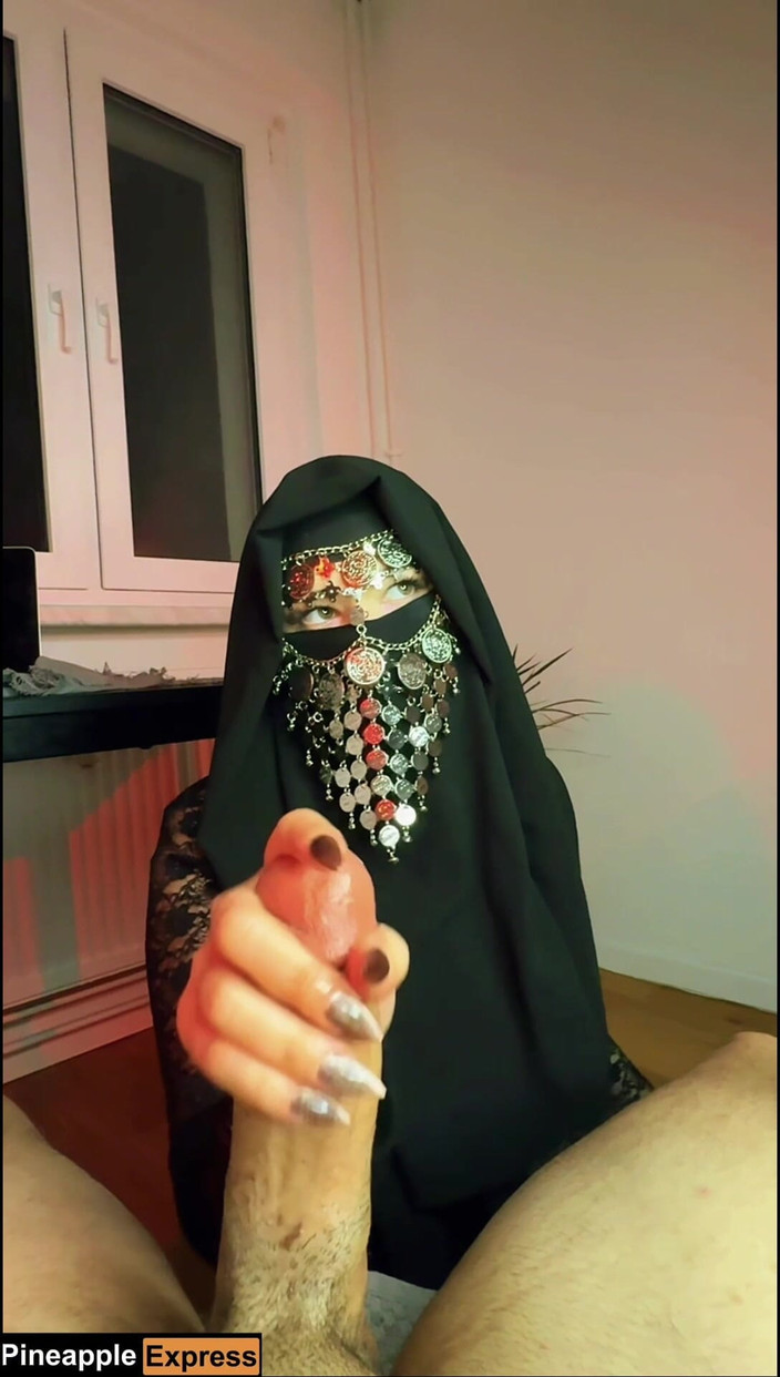 PineappleExpress: Hands of the devil: gadis muslim lagi asik ngocok kontolnya...